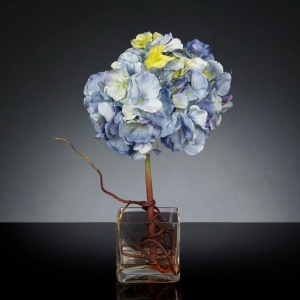 Aranjament floral mic decor festiv design LUX CUBO HYDRANGEA LIGHT BLUE