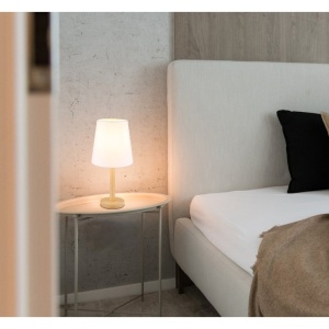 Veioza de masa metal aspect lemn abajur textil alb JORIS 250446 universul-luminii.ro