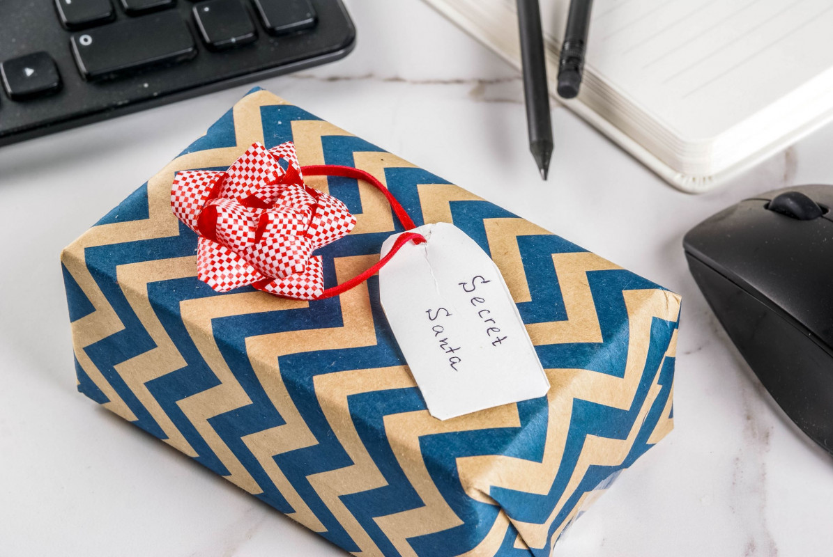 Secret Santa la birou: cadouri pentru colegi alese cu bun gust