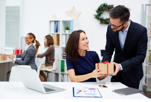 6 idei de cadouri utile pentru angajati