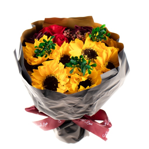 Buchet flori Zilan, 7 floarea soarelui + 4 trandafiri sapun, 25 cm inaltime, rotund, galben/rosu/visiniu, CD4450-Rosu