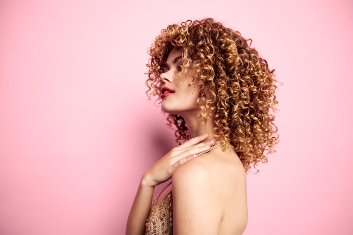Rutina completa pentru parul cret - ghid de ingrijire si definire a buclelor dupa metoda Curly Girl