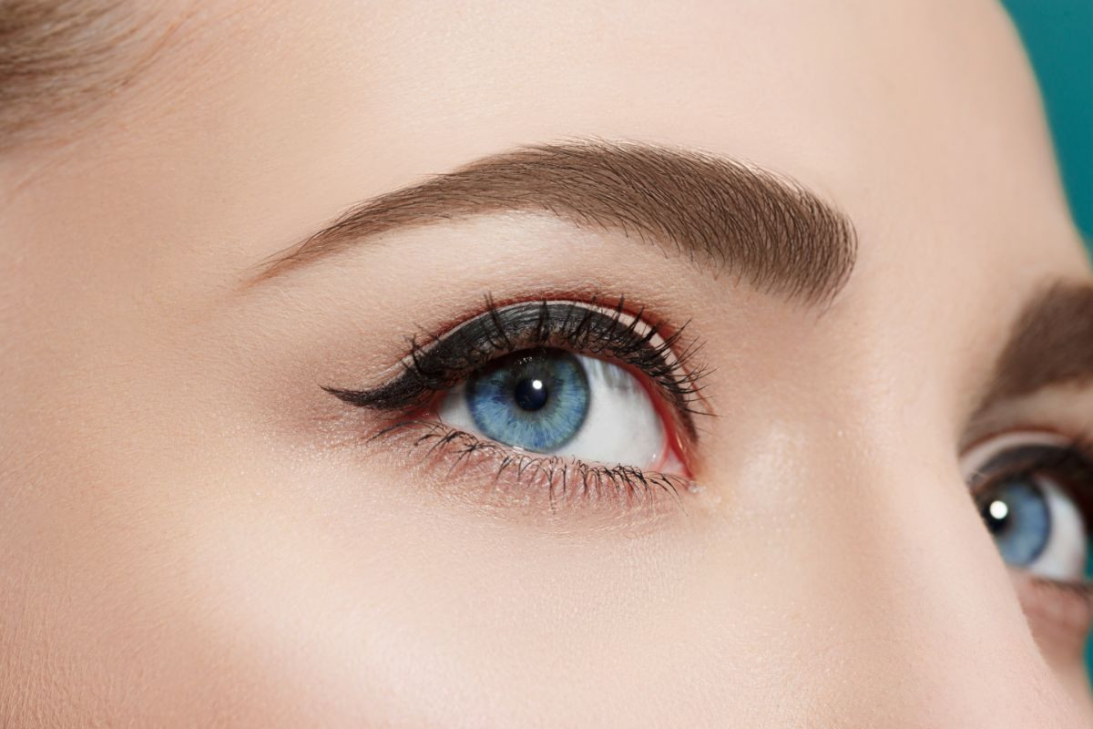 2. Idei si modele de machiaj de seara sau de zi pentru ochi albastri_femeie, sprancene, eyeliner 3