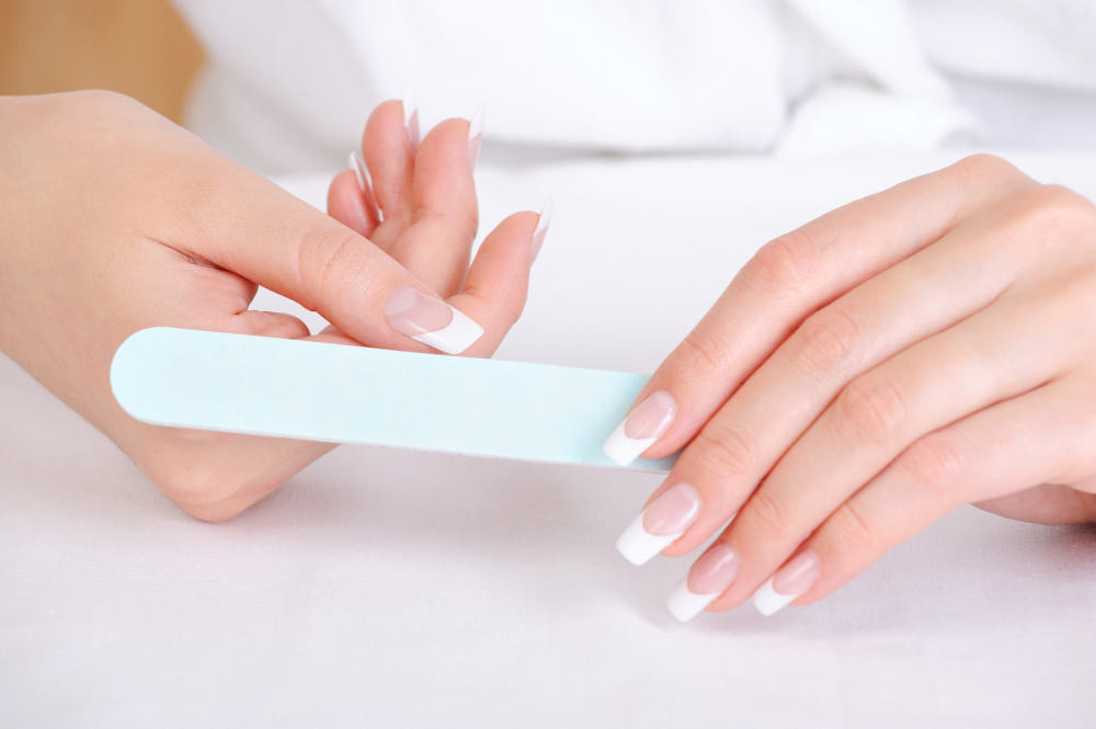2. Ingrijirea unghiilor - metodele prin care poti asigura o ingrijire corespunzatoare a unghiilor- fata care isi face unghiile cu pila