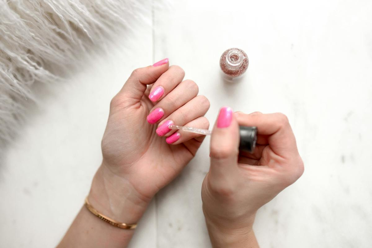 3. Intretinerea unghiilor - cum poti mentine un aspect sanatos si frumos al unghiilor- fata care isi face unghiile roz