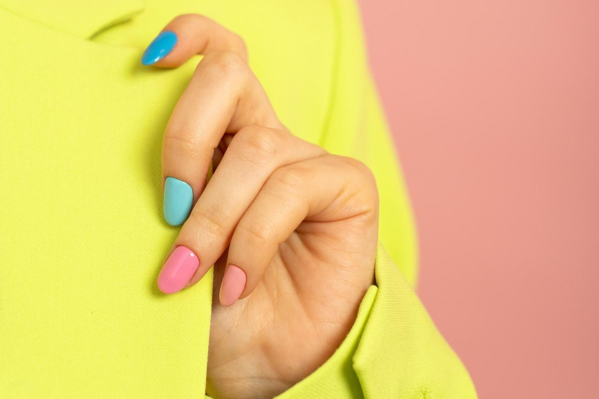 3. Modele unghii mici - unghii de vara colorate, bluza galbena