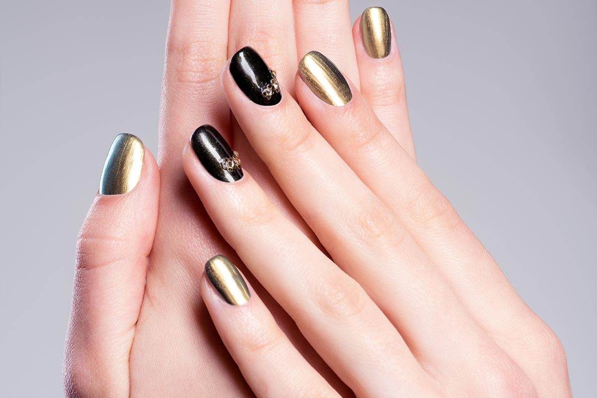 3. Modele unghii mici - unghii scurte metalice, negru si auriu