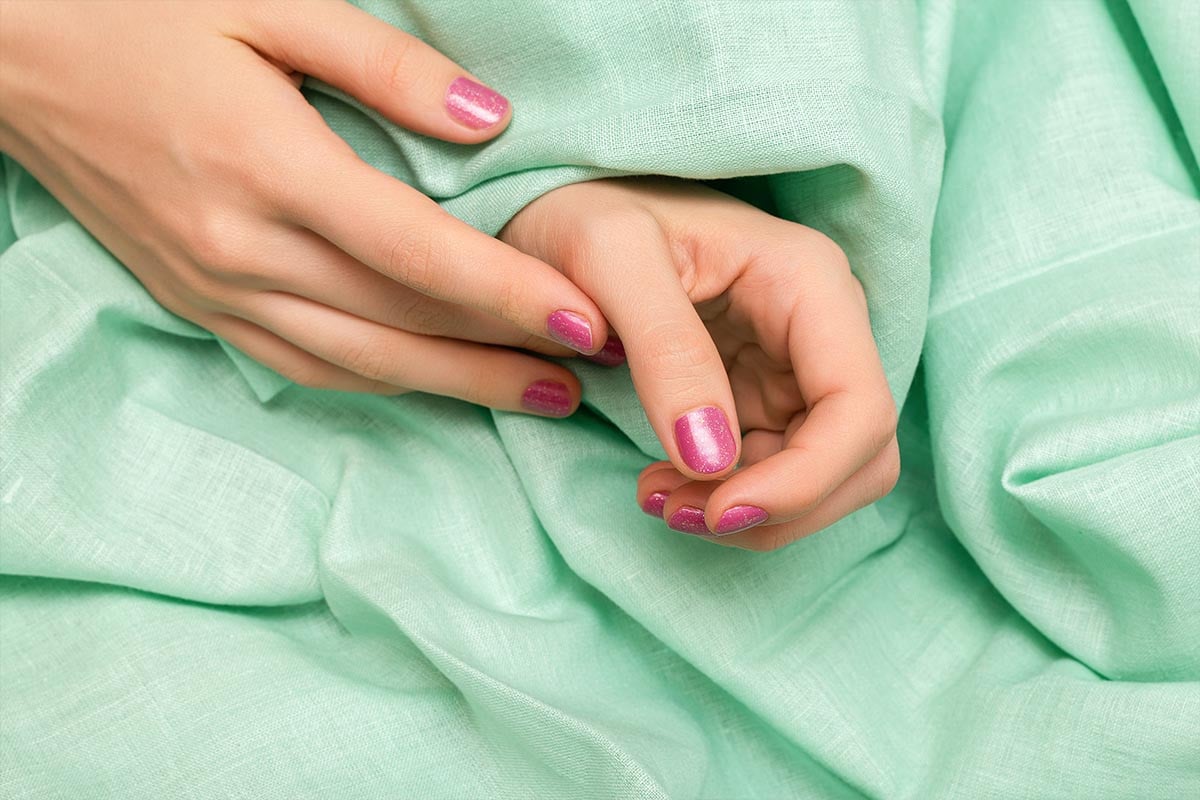 3. Modele unghii mici - unghii scurte roz stralucitor, material verde