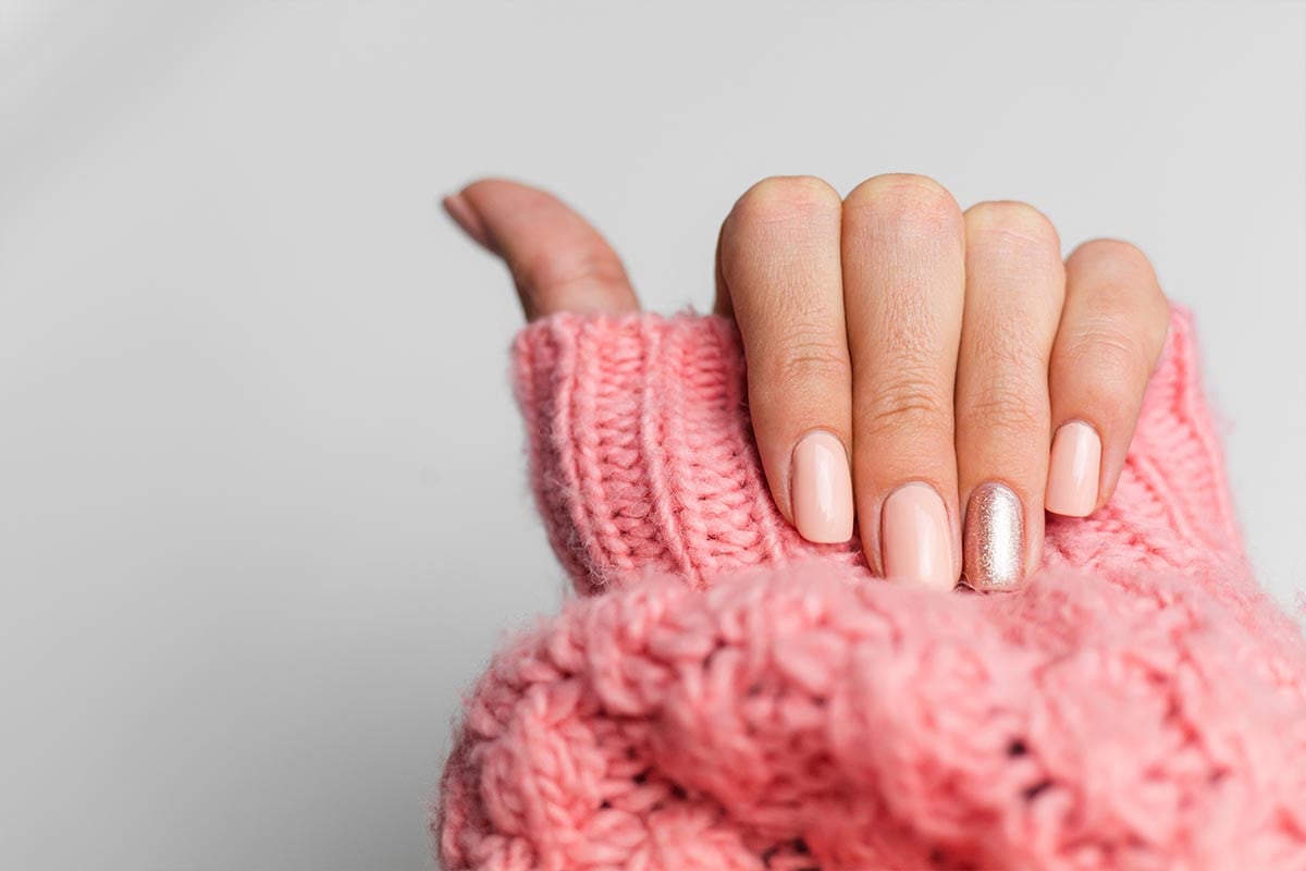 3. Modele unghii mici - unghii scurte roz, pulover tricotat roz