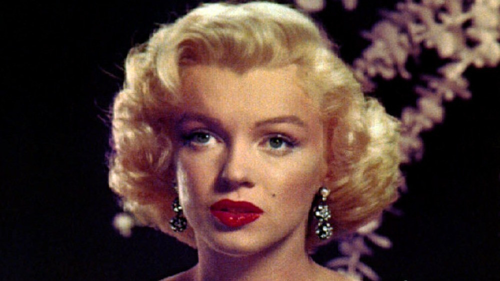 Marilyn Monroe purtand un ruj rosu