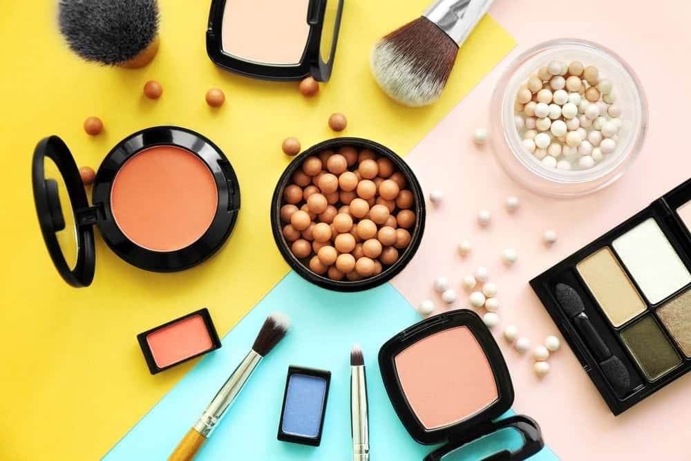 2. Idei cadouri cea mai buna prietena  - produse de makeup diverse, fundal galben si albastru