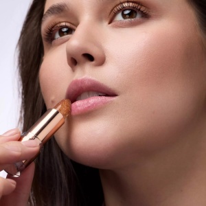 [Balsam de buze ph reacting, glam in gold 010 catrice, 3.5 g + gratuit luciu de buze chili bomb shiny lipgloss essence - 1001cosmetice.ro] [8]