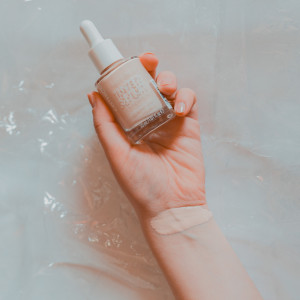 Fond de ten hidratant cu o textura lichida de ser nude drop tinted serum foundation 001n catrice thumb 3 - 1001cosmetice.ro