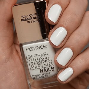Catrice stronger nails lac de unghii intaritor bold white 12 thumb 2 - 1001cosmetice.ro