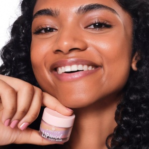 [Scrub de buze cu miros de vanilie lip swirl sugar scrub 01 essence 8 g - 1001cosmetice.ro] [7]