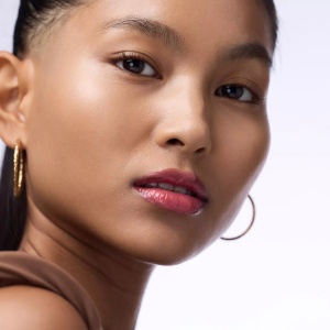 [Iluminator lichid all over glow tint bronze it 040, catrice + gratis ulei de buze juicy bomb party marvellous mango 03 essence - 1001cosmetice.ro] [3]