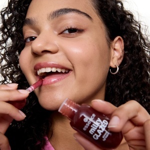 [Balsam de buze strălucitor milky glazed, cherry on top 06, essence 4 ml - 1001cosmetice.ro] [7]