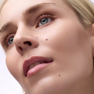 [Iluminator lichid all over glow tint bronze it 040, catrice + gratis ulei de buze juicy bomb party marvellous mango 03 essence - 1001cosmetice.ro] [5]