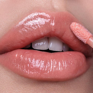 Catrice better than fake lips volume gloss dazzling apricot 020 thumb 2 - 1001cosmetice.ro