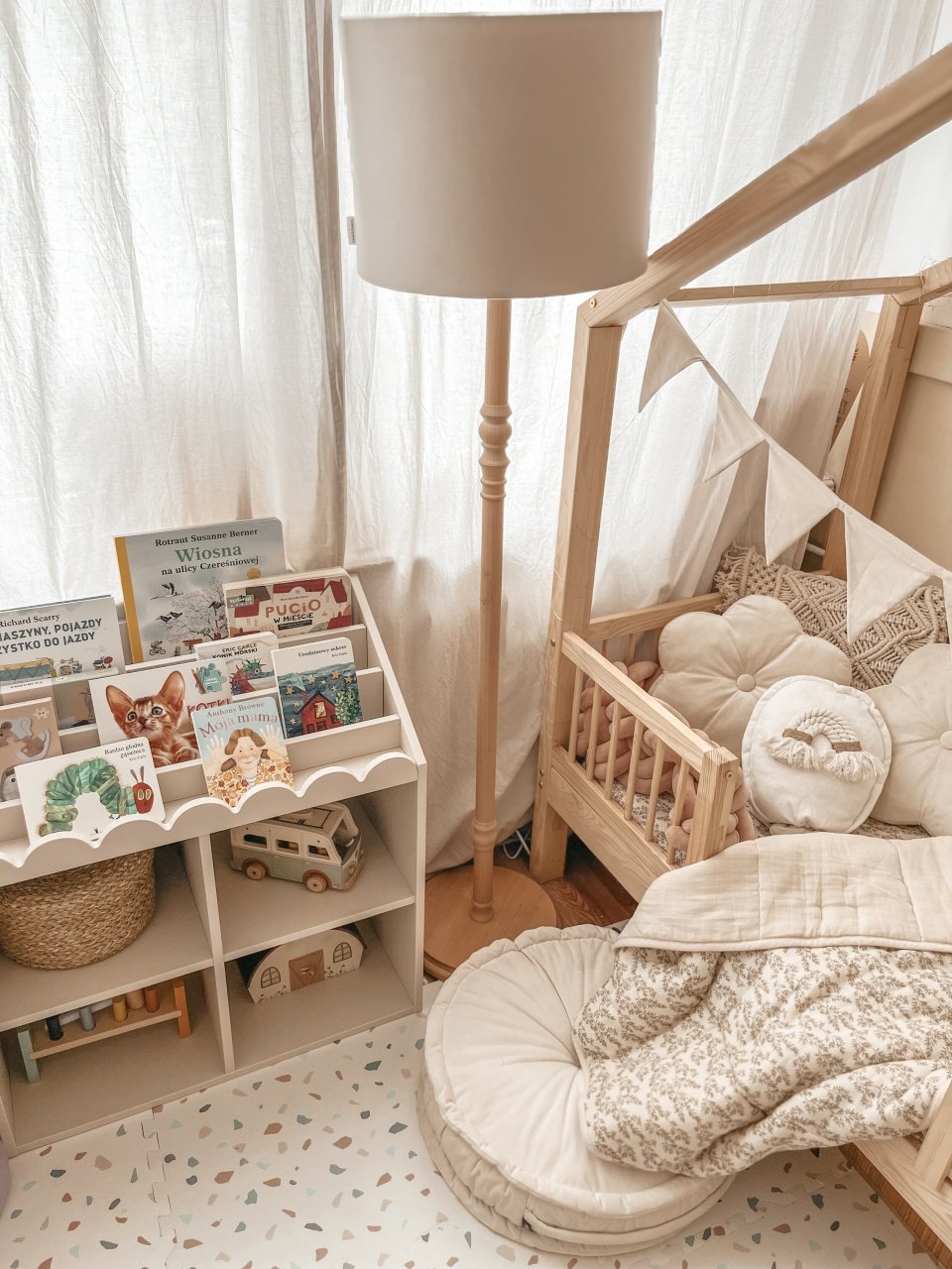 Biblioteca pentru copii Book Nook latte H76 cm - 4 | YEO