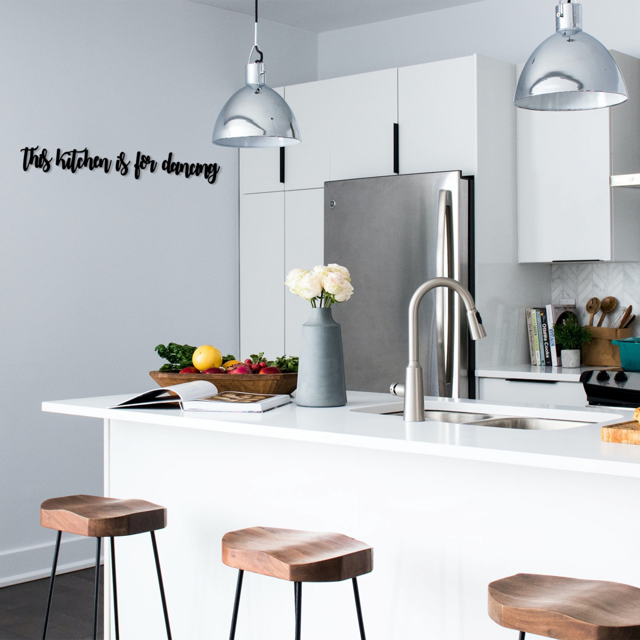 Accesoriu decorativ de perete din lemn This kitchen is for dancing