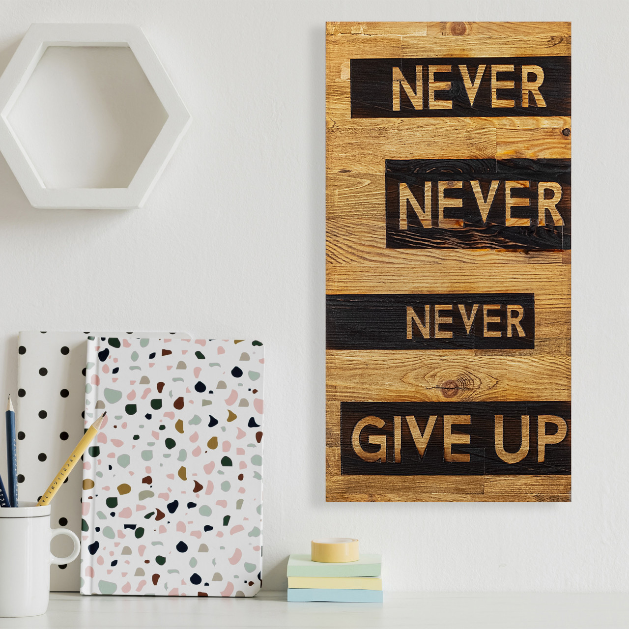 Accesoriu decorativ de perete din lemn Never give up