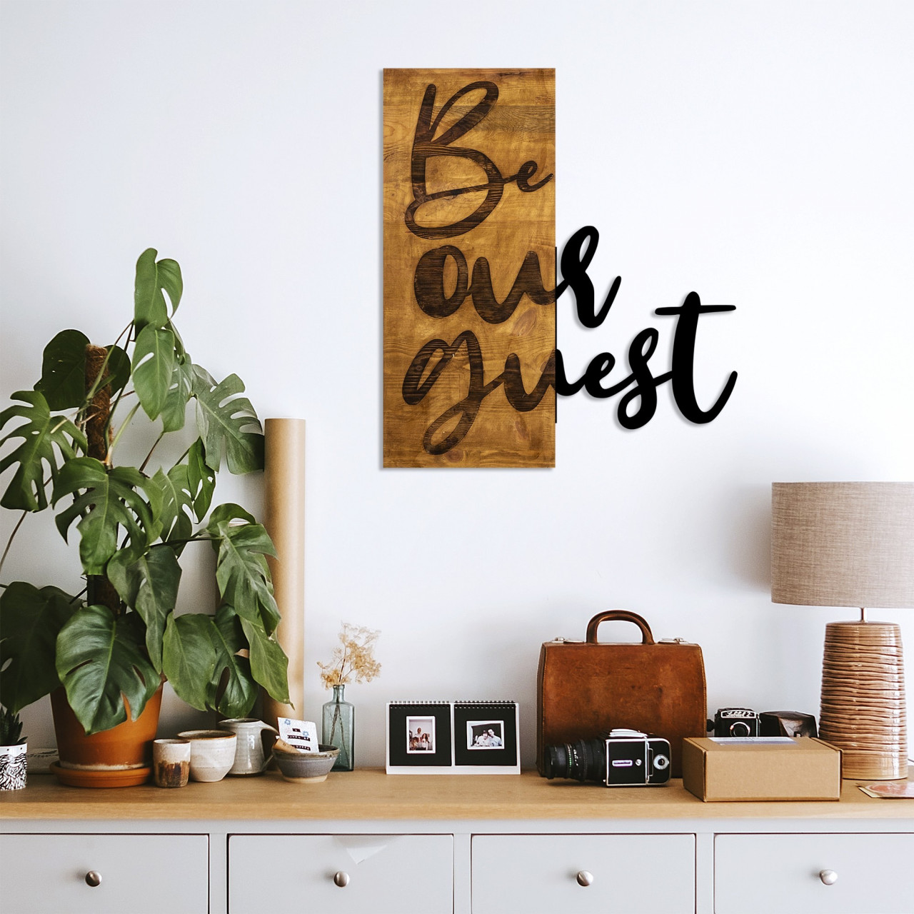 Accesoriu decorativ de perete din lemn Be our guest