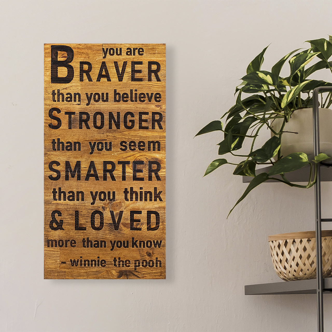 Accesoriu decorativ de perete din lemn Braver stronger smarter loved