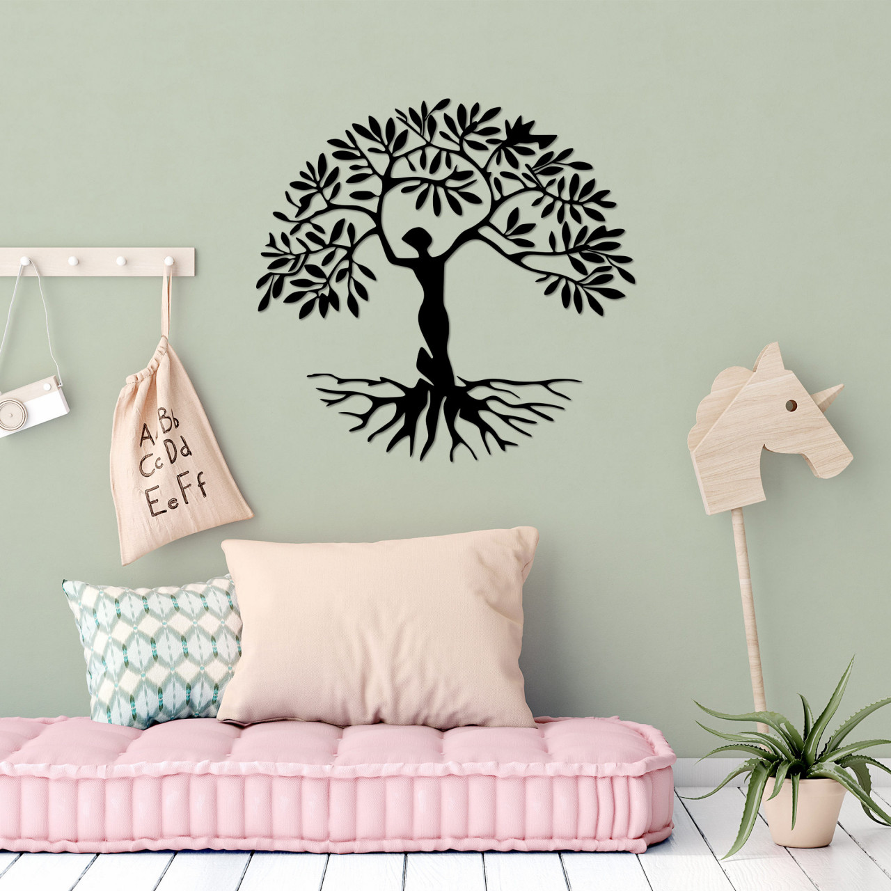 Accesoriu decorativ de perete metalic Woman Tree
