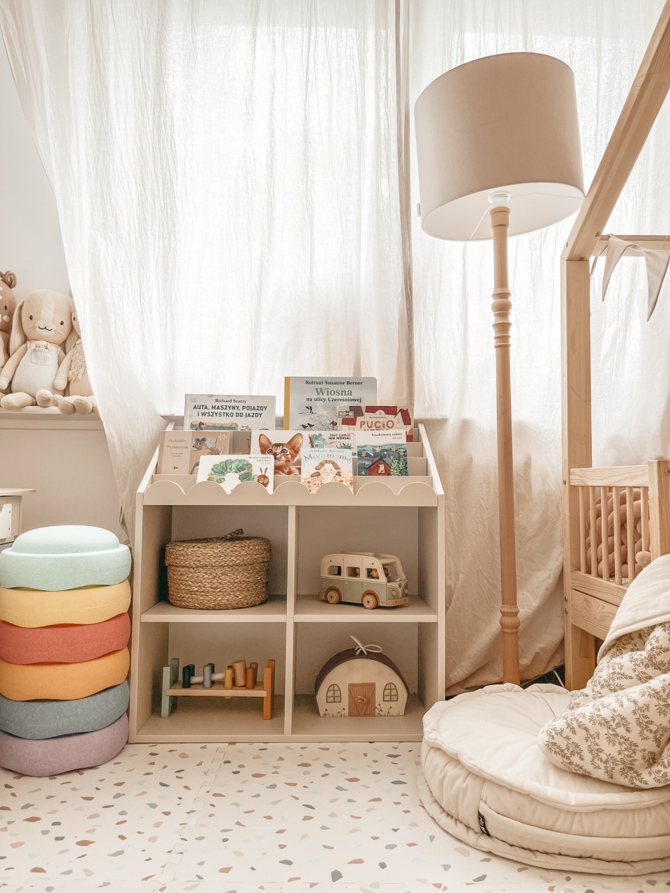 Biblioteca pentru copii Book Nook latte H76 cm - 1 | YEO