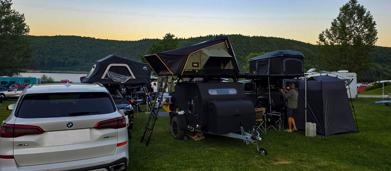Camping la Lacul Zetea cu corturi de acoperiș