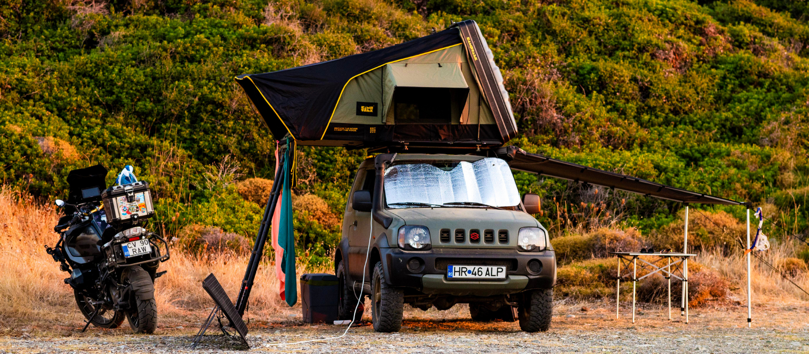 În Grecia cu cortul de acoperiș: O săptămână pe plajele sălbatice, cu un Jimny de 27 de ani
