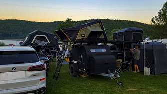 Camping la Lacul Zetea cu corturi de acoperiș