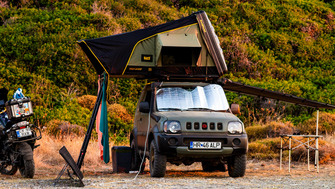 În Grecia cu cortul de acoperiș: o săptămână pe plajele sălbatice, cu un Jimny de 27 de ani