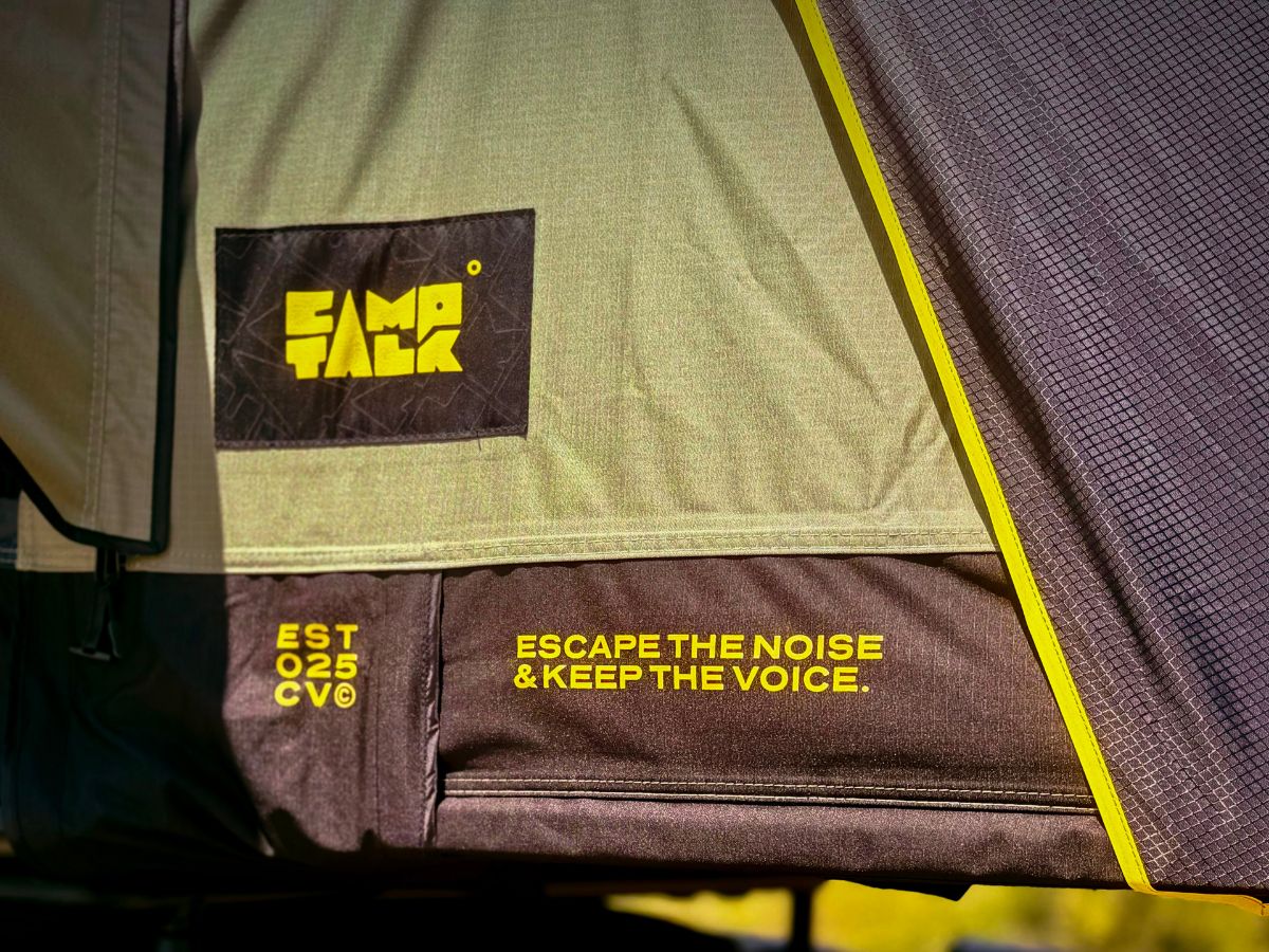 Detaliu al materialului cortului CampTalk, cu eticheta brandului și inscripția Escape the noise and keep the voice
