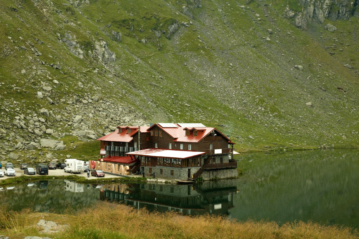 Cabana de lângă Bâlea Lac și zona de parcare