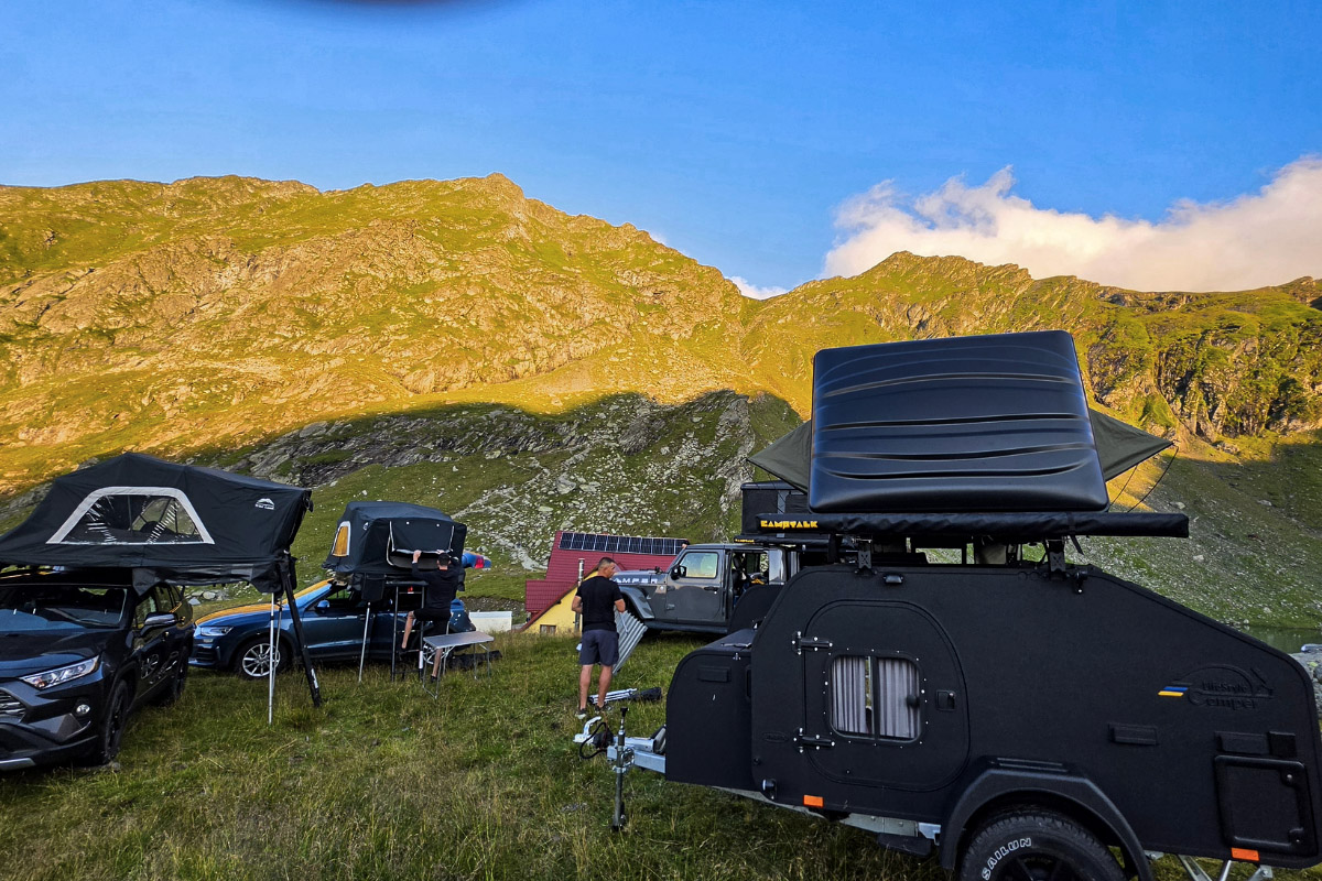 Corturi de plafon, panou solar și camper în tabără