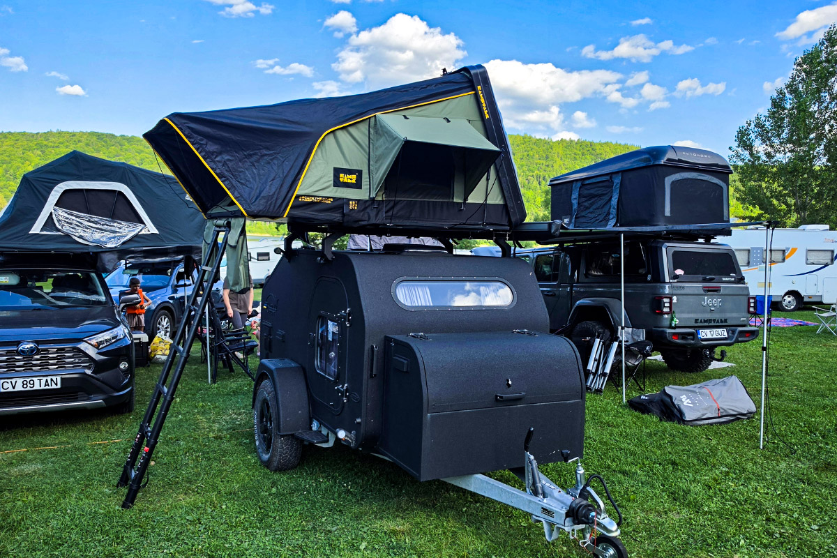 Corturi de plafon și un camper compact pe iarbă