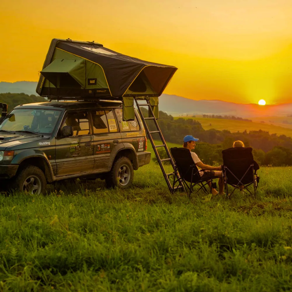 Cort de acoperiș auto CampTalk Silence montat pe mașină, seară în tabără