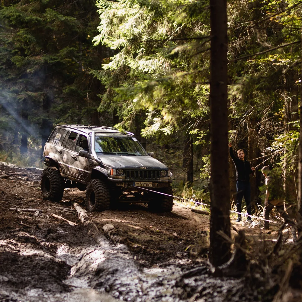 Mașină off-road cu troliu EMD Winch pe traseu noroios în pădure