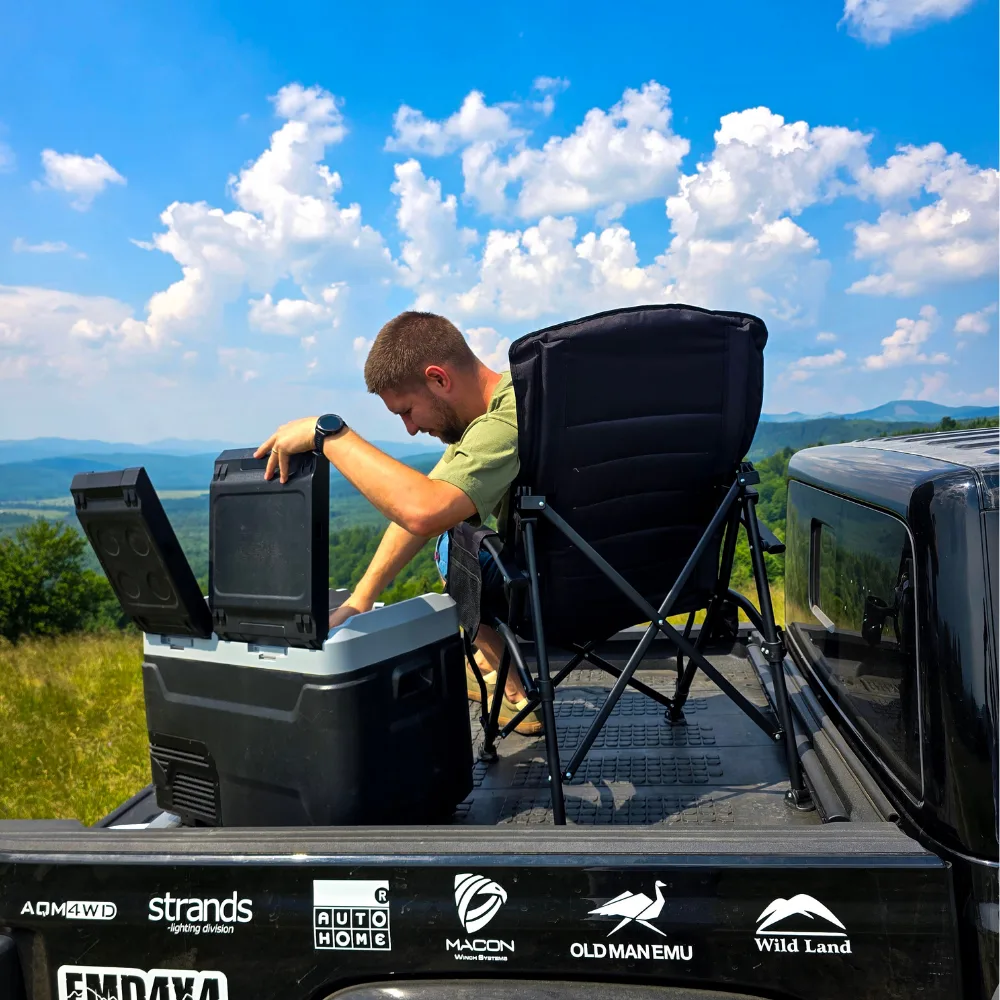 Frigider auto EMD4X4 cu compresor în bena unui pick-up, la munte