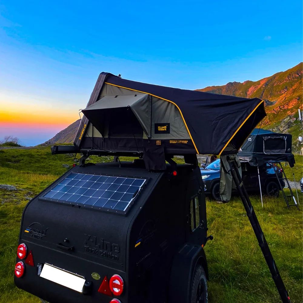 Cort de acoperiș auto montat, seară în camping