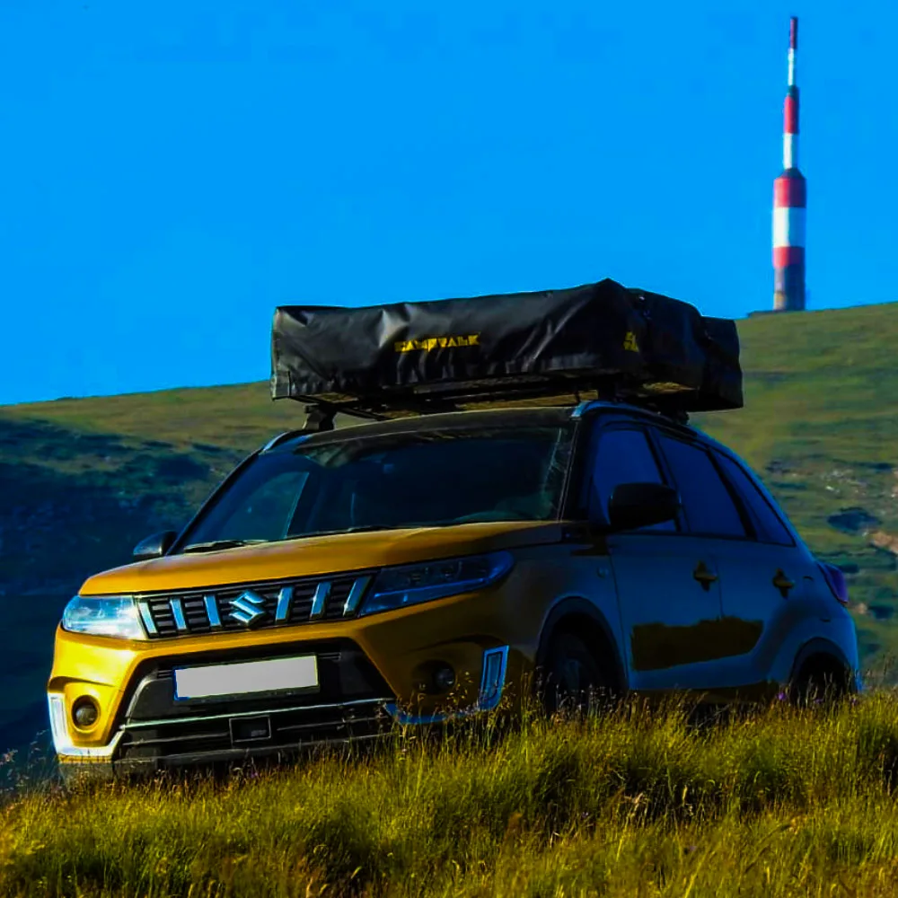 Suzuki Vitara cu cort de acoperiș închis, pe un platou de munte