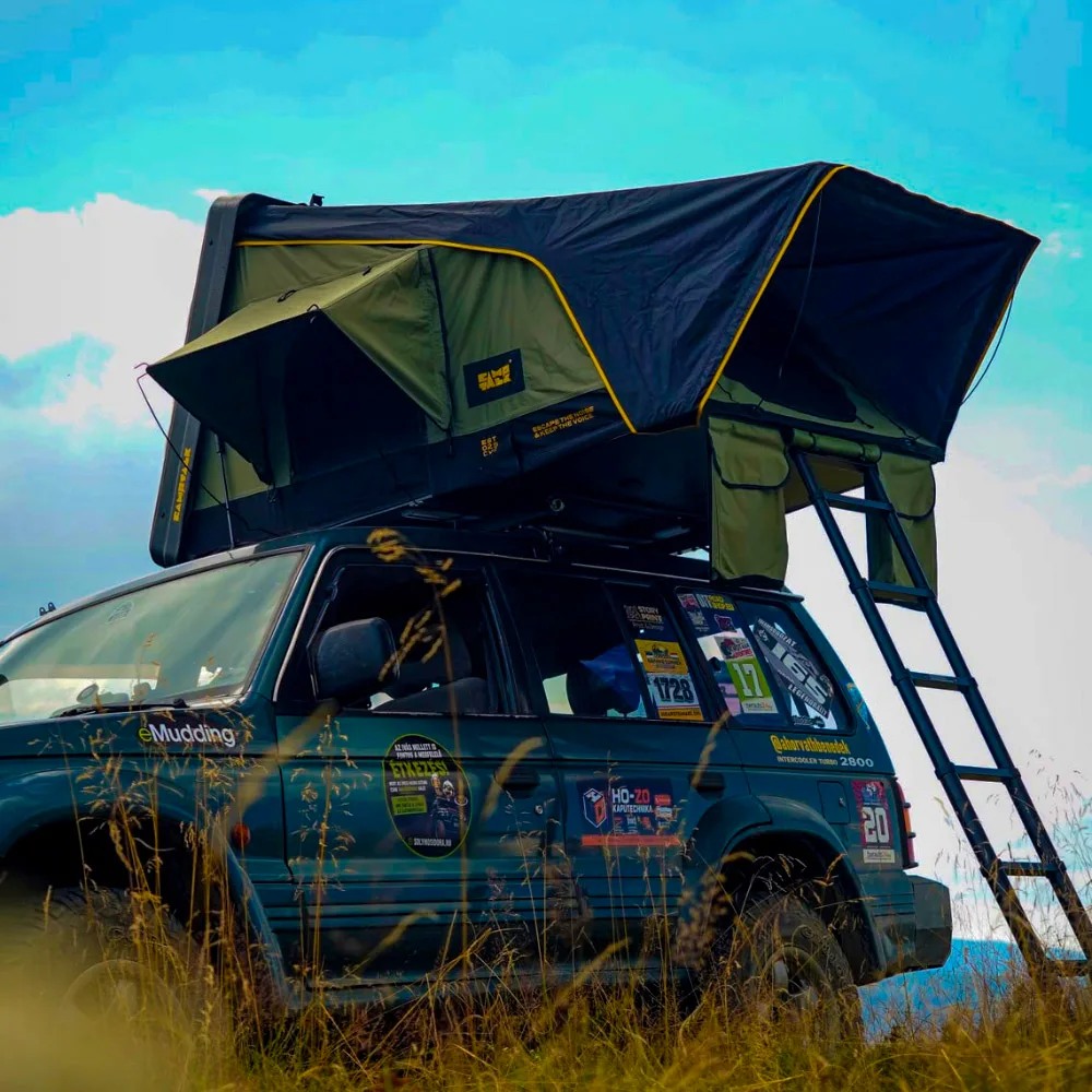 SUV cu cort de acoperiș CampTalk deschis și scară de acces