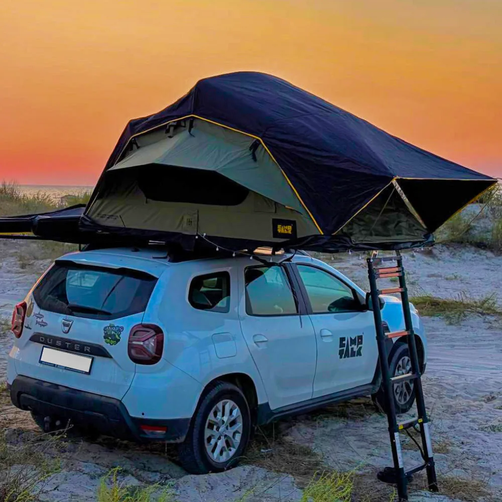 Dacia Duster cu cort de acoperiș montat, la apus
