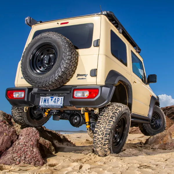 Suspensii: mașină off-road pe teren stâncos, cu roțile articulate