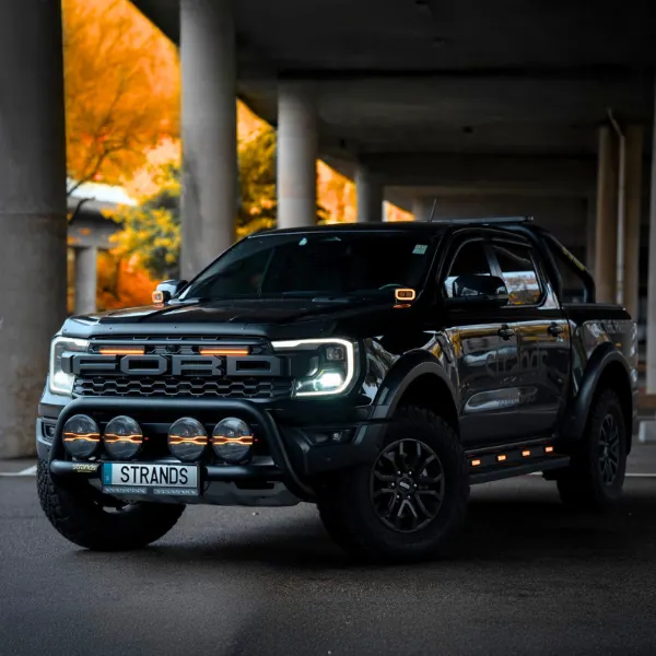 Iluminare: pick-up cu proiectoare LED pe bara față