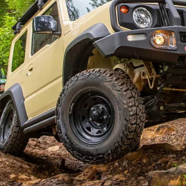 Jante și flanșe: jantă neagră cu anvelopă off-road, pe teren stâncos
