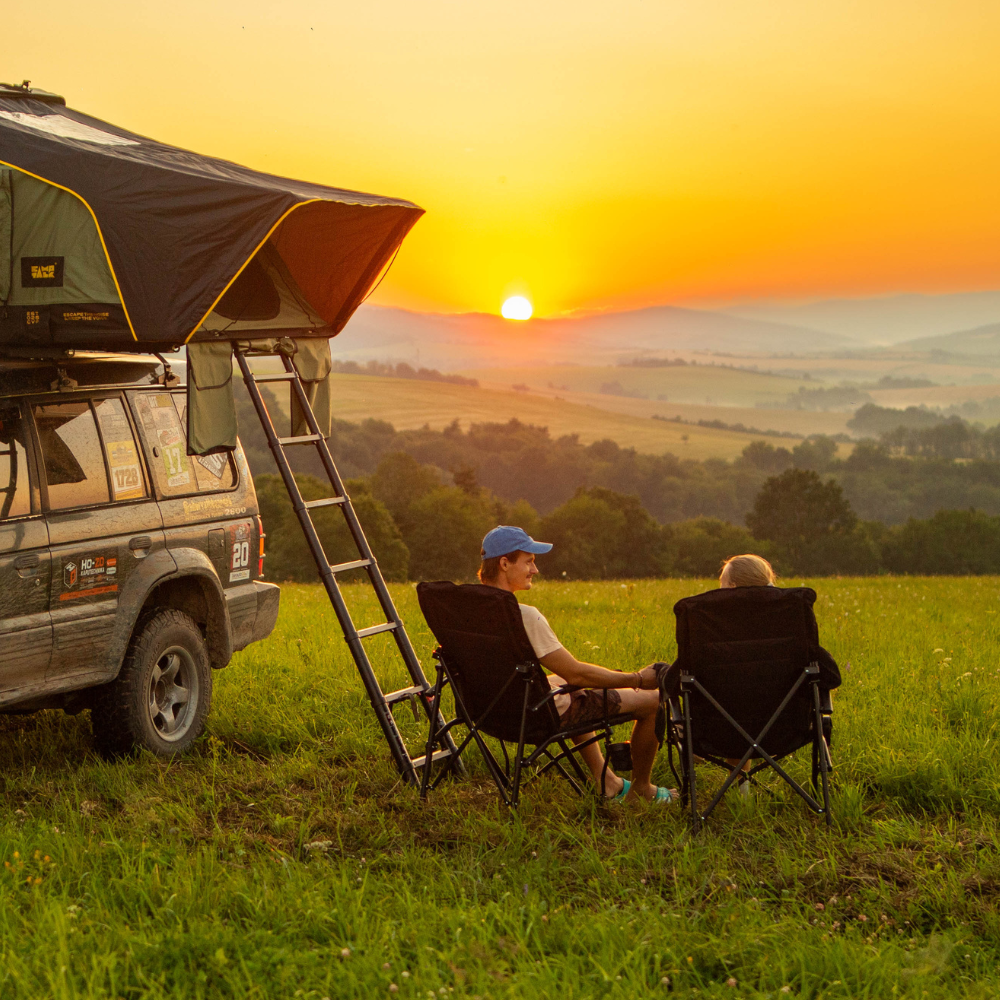 Familie in camping cu cort de acoperis auto