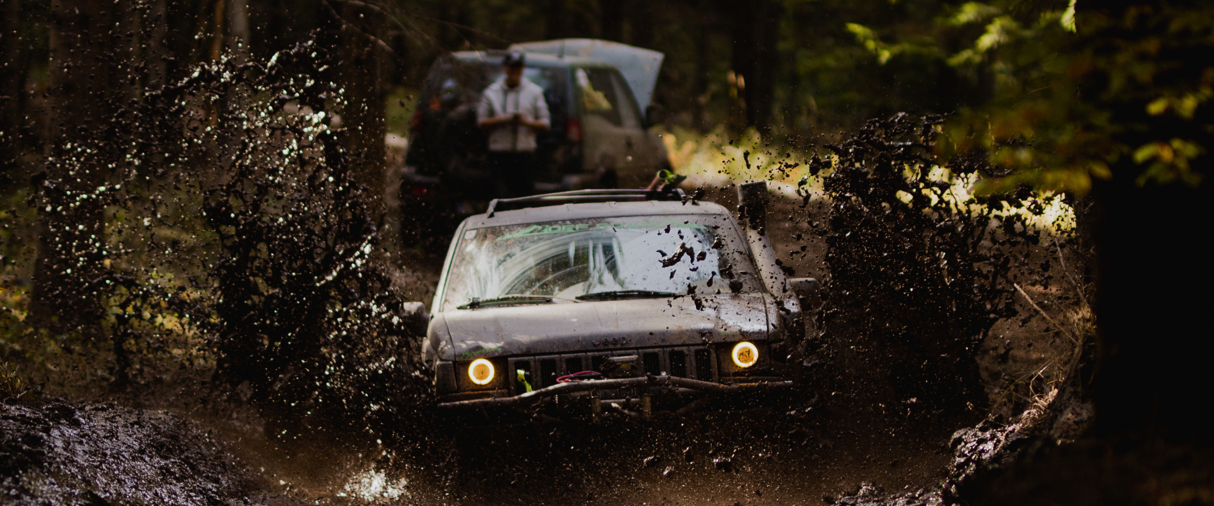 4x4 echipat off-road pe teren accidentat